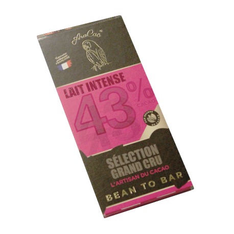 Tablette de chocolat au lait intense 43% ARACAO sur fond blanc